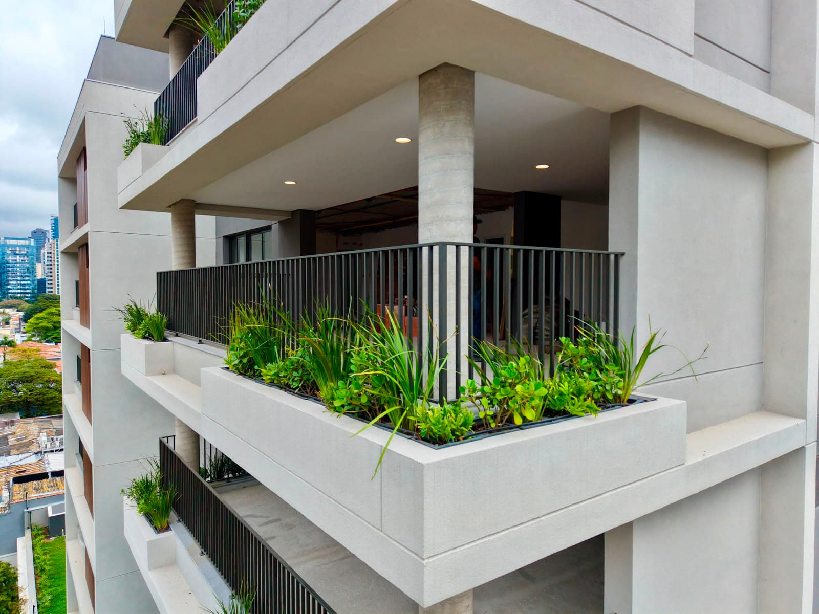 Floreira de fachada — canto urbano