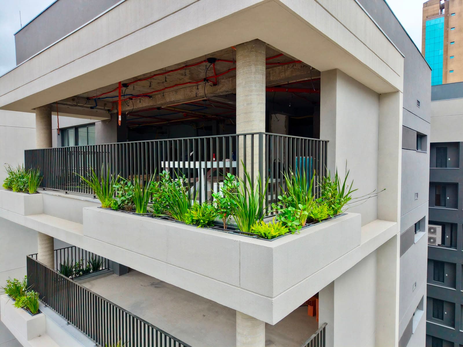 Floreira de fachada — obra lateral